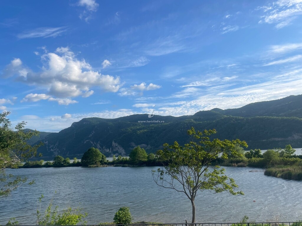Bungalow-uri Twin Lake House