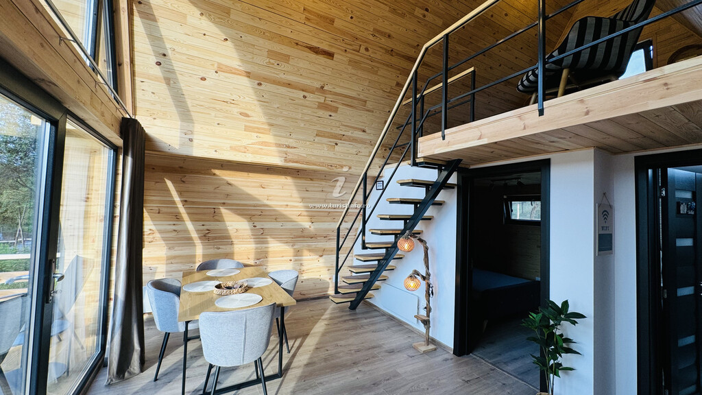 IezerVenture Cabins