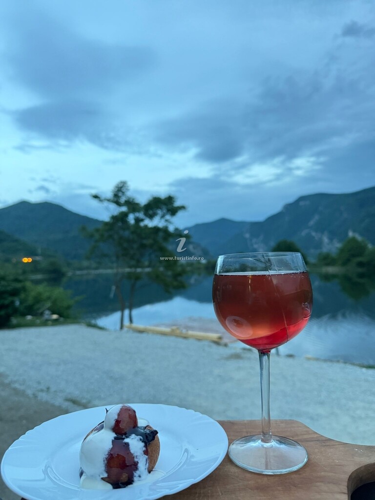 Bungalow-uri Twin Lake House