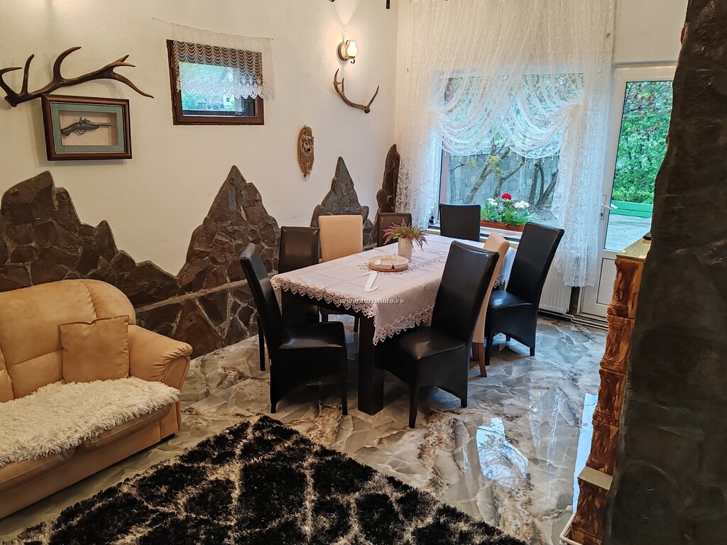 Cabana de lângă Râu