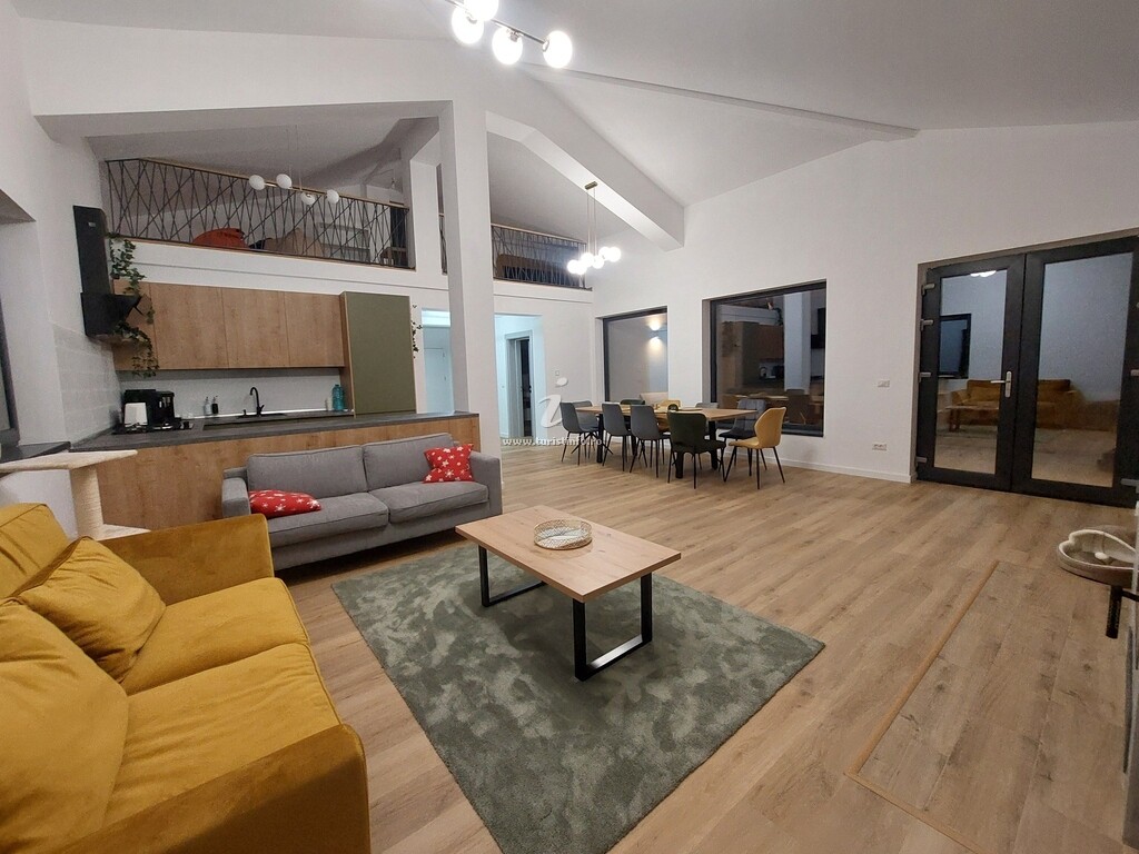 Vila Yellow House
