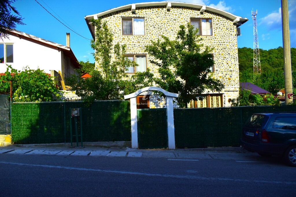 Casa Peștera Ponicova