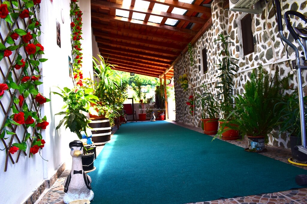 Casa Peștera Ponicova