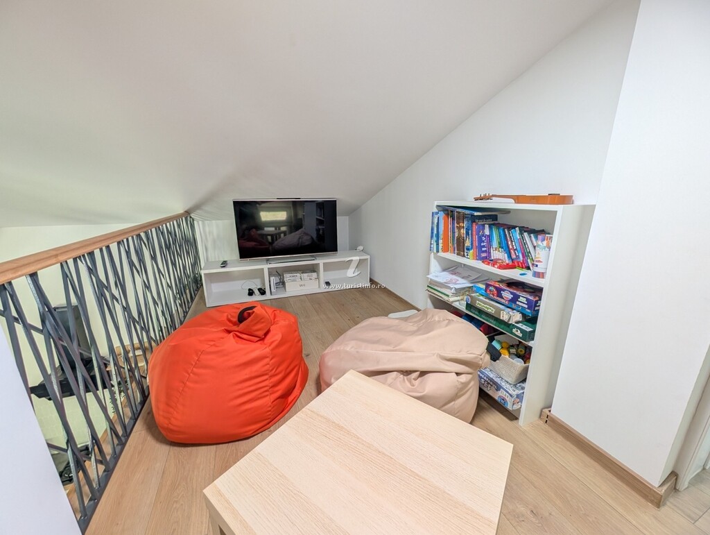 Vila Yellow House
