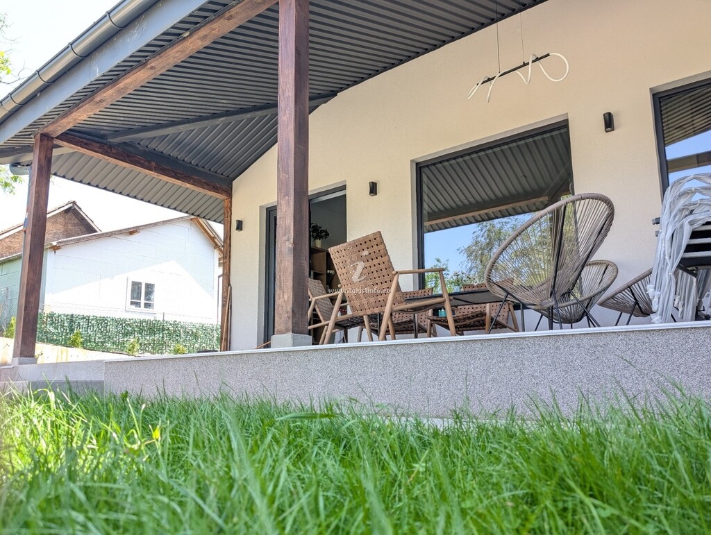 Vila Yellow House