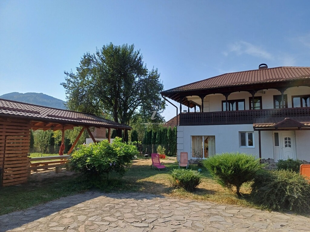Casa Grad by Ciprian