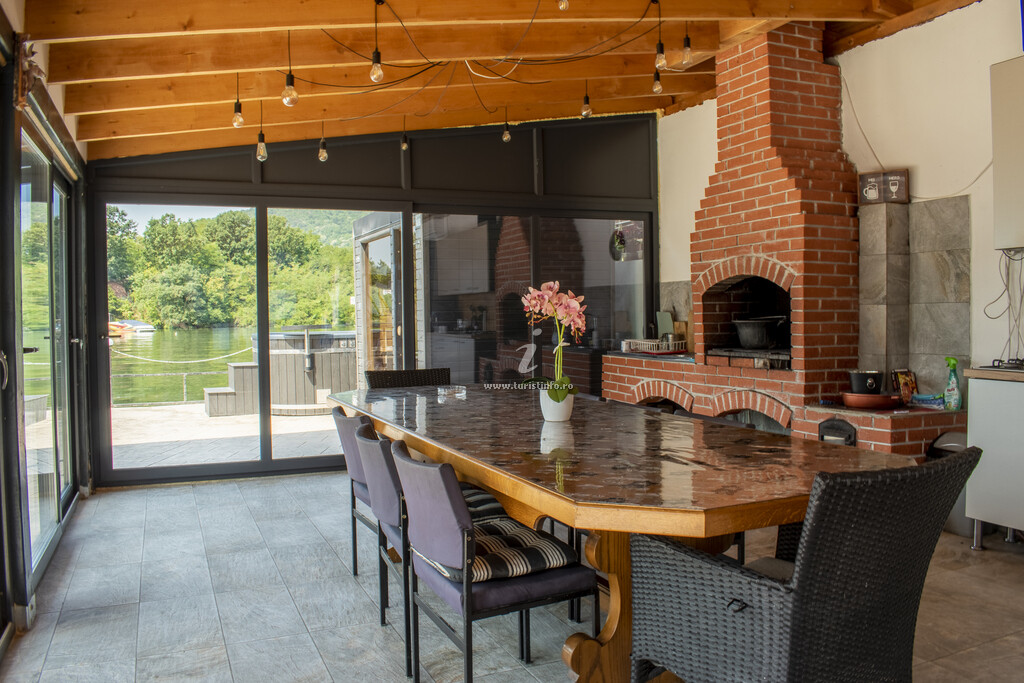 Pensiunea Mala House