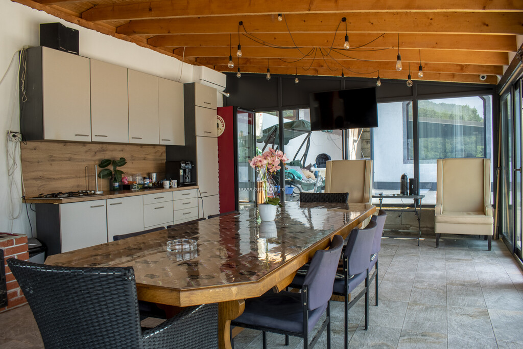 Pensiunea Mala House