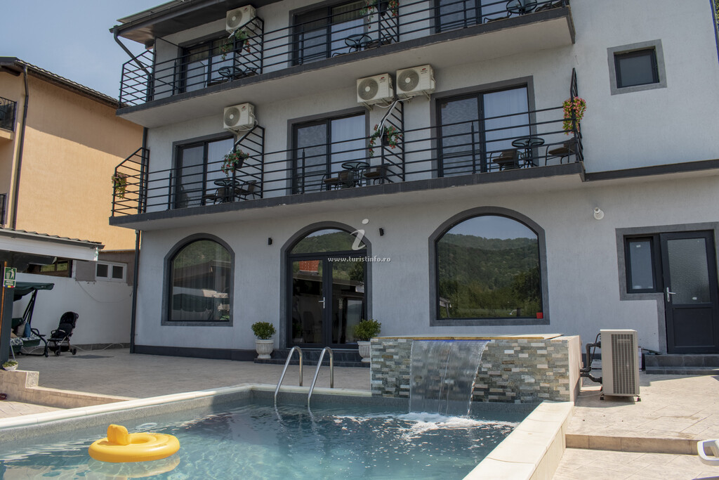 Pensiunea Mala House
