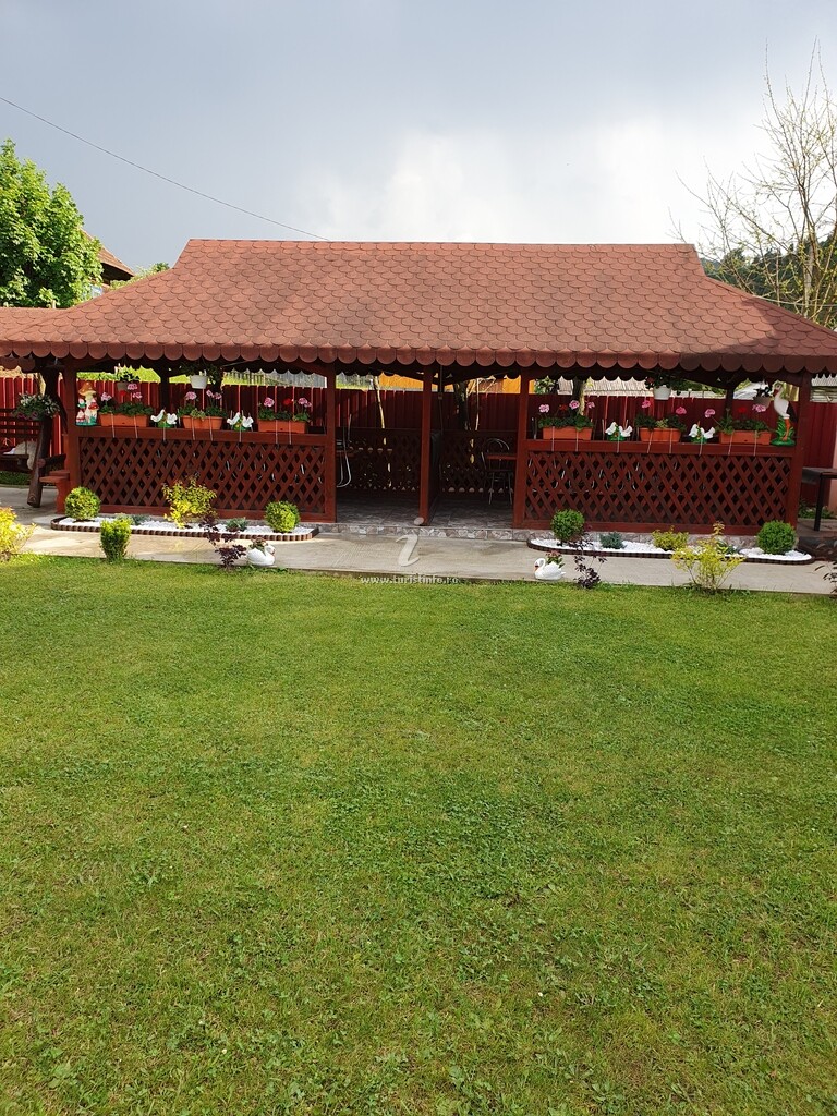 Camere de închiriat La Rozica