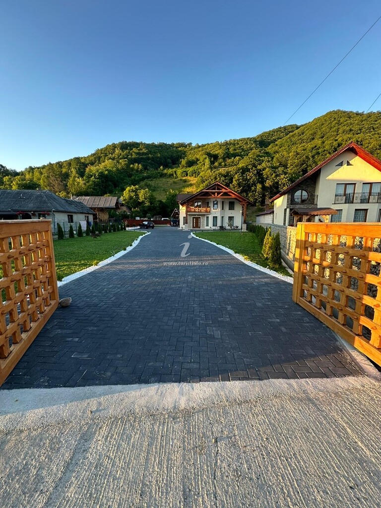 Camere de închiriat sub Dumbravă