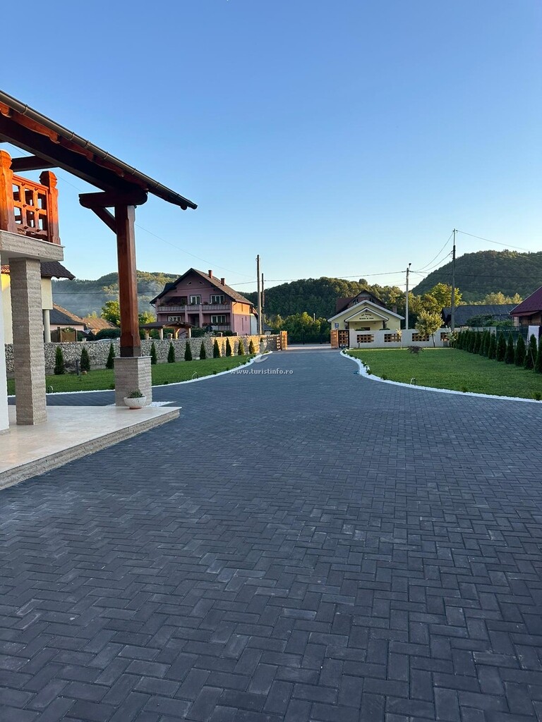 Camere de închiriat sub Dumbravă