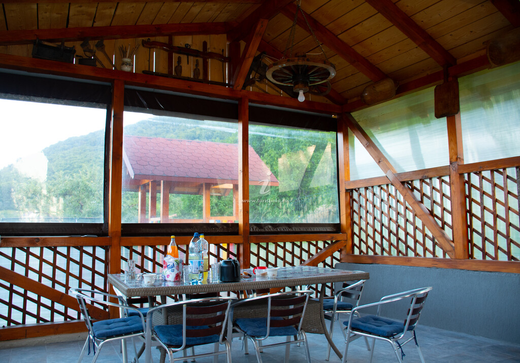 Casa din deal Crisbomir