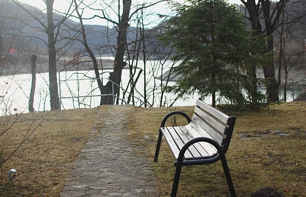 Casa de lângă Lac 1