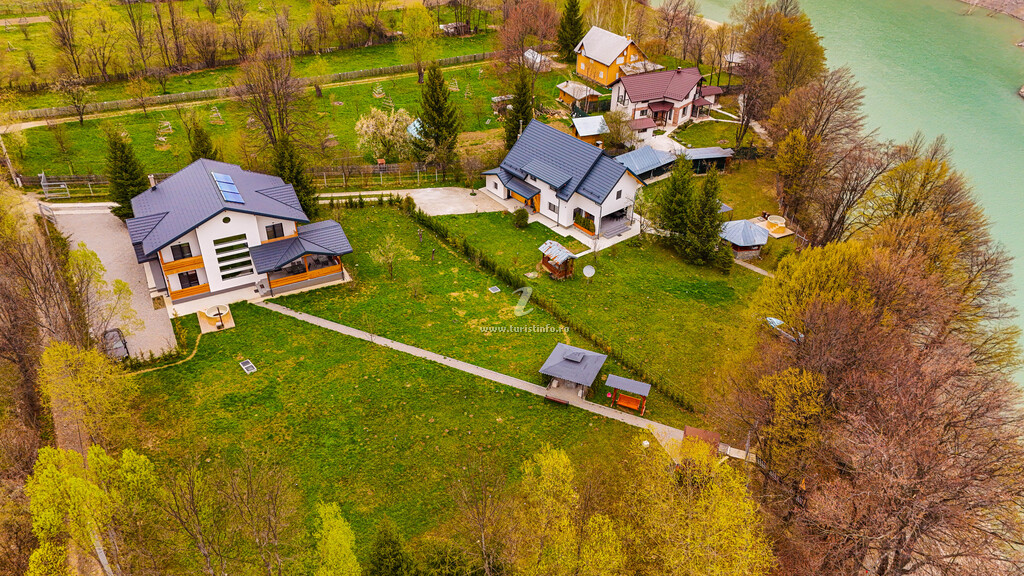 Casa de lângă Lac 1