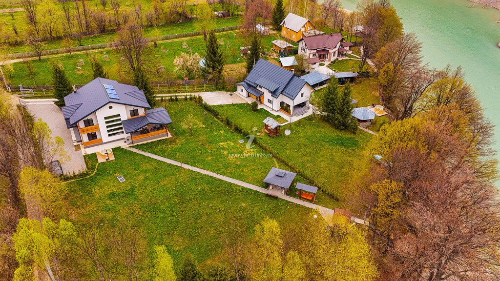Casa de lângă Lac 2