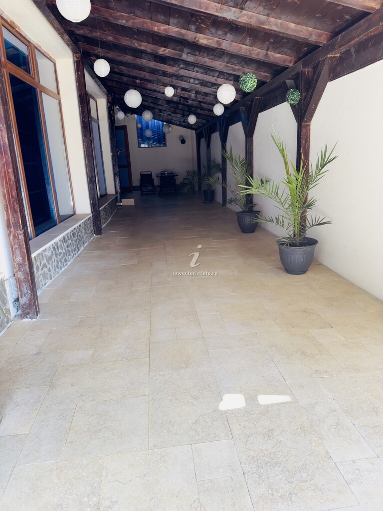 Pensiunea Adam House