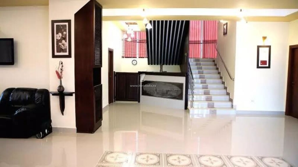 Naparis Boutique