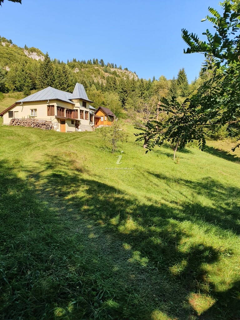 Casa Undeva la Moșie
