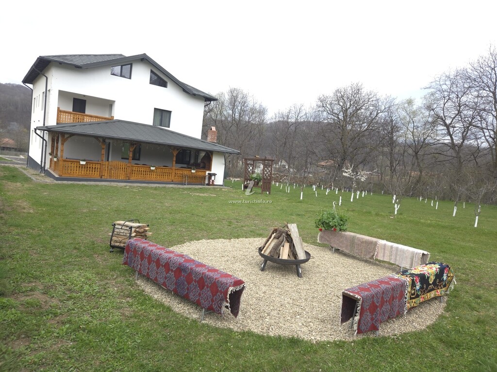Pensiunea Livadă cu trei Inimi