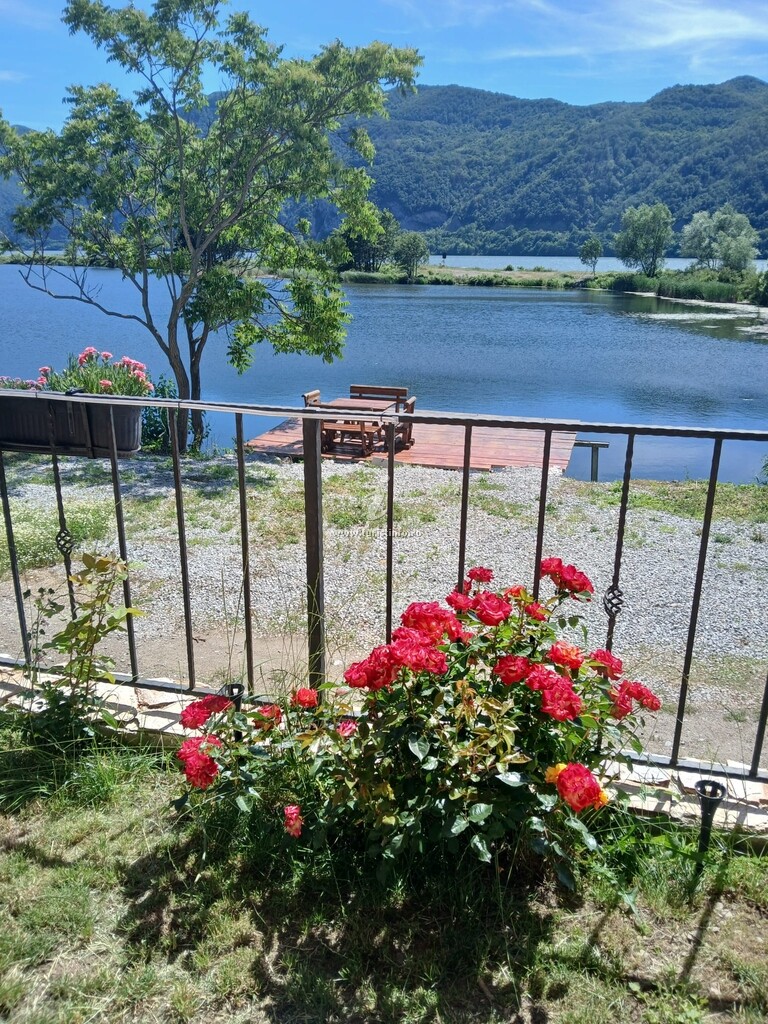 Bungalow-uri Twin Lake House